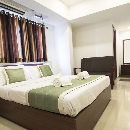 Oyo 18604 Puthens Capitol Inn Kochi Εξωτερικό φωτογραφία
