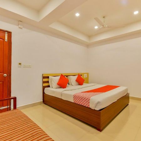 Oyo 18604 Puthens Capitol Inn Kochi Εξωτερικό φωτογραφία