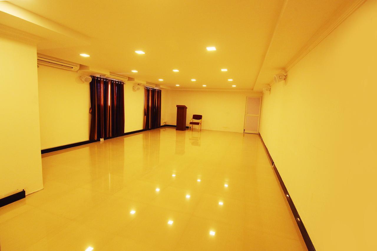 Oyo 18604 Puthens Capitol Inn Kochi Εξωτερικό φωτογραφία