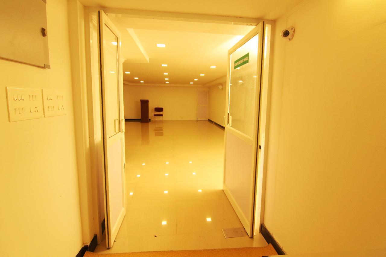 Oyo 18604 Puthens Capitol Inn Kochi Εξωτερικό φωτογραφία