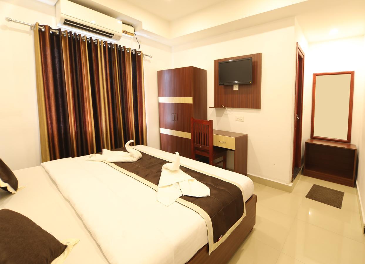 Oyo 18604 Puthens Capitol Inn Kochi Εξωτερικό φωτογραφία