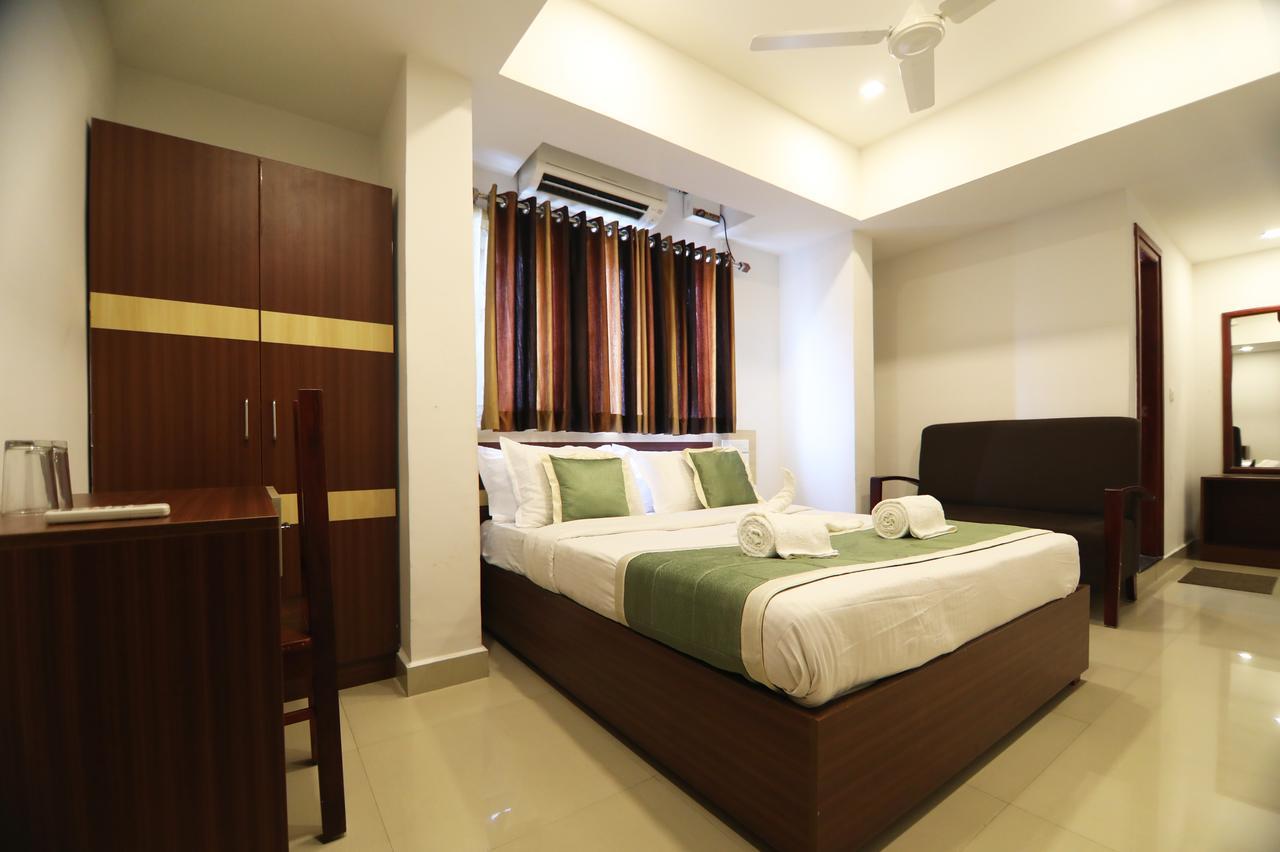 Oyo 18604 Puthens Capitol Inn Kochi Εξωτερικό φωτογραφία