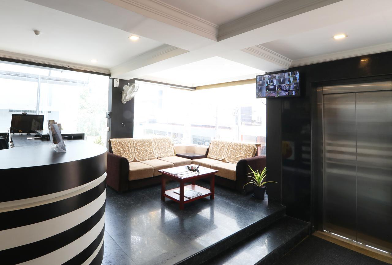 Oyo 18604 Puthens Capitol Inn Kochi Εξωτερικό φωτογραφία