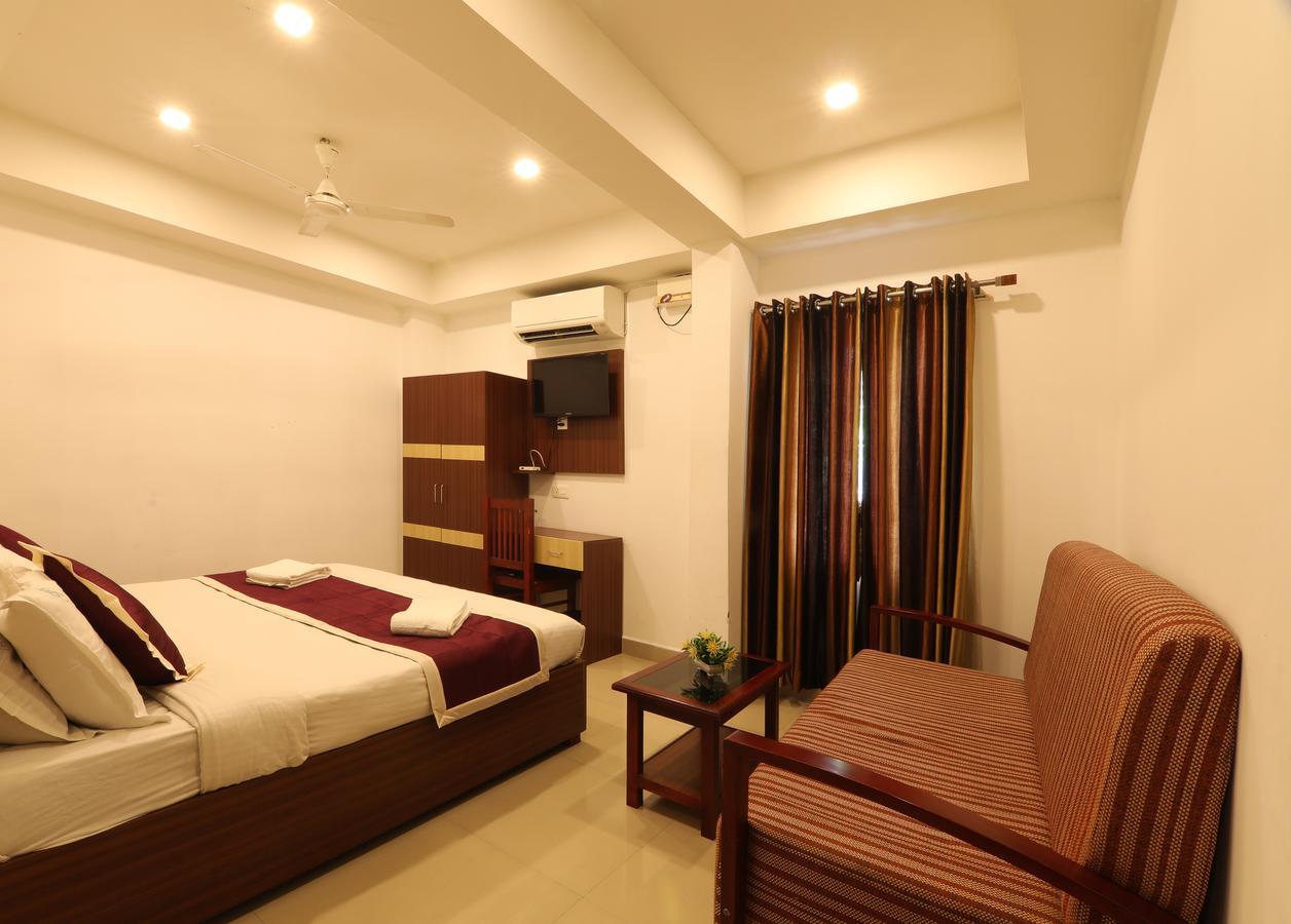 Oyo 18604 Puthens Capitol Inn Kochi Εξωτερικό φωτογραφία