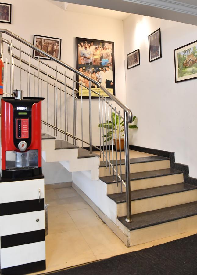 Oyo 18604 Puthens Capitol Inn Kochi Εξωτερικό φωτογραφία