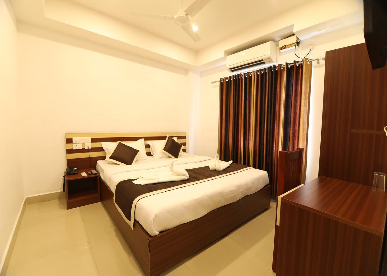 Oyo 18604 Puthens Capitol Inn Kochi Εξωτερικό φωτογραφία