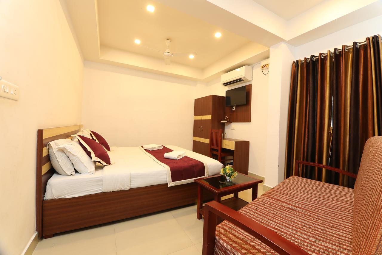 Oyo 18604 Puthens Capitol Inn Kochi Εξωτερικό φωτογραφία