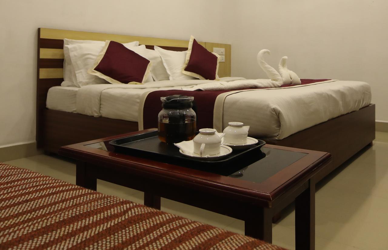 Oyo 18604 Puthens Capitol Inn Kochi Εξωτερικό φωτογραφία