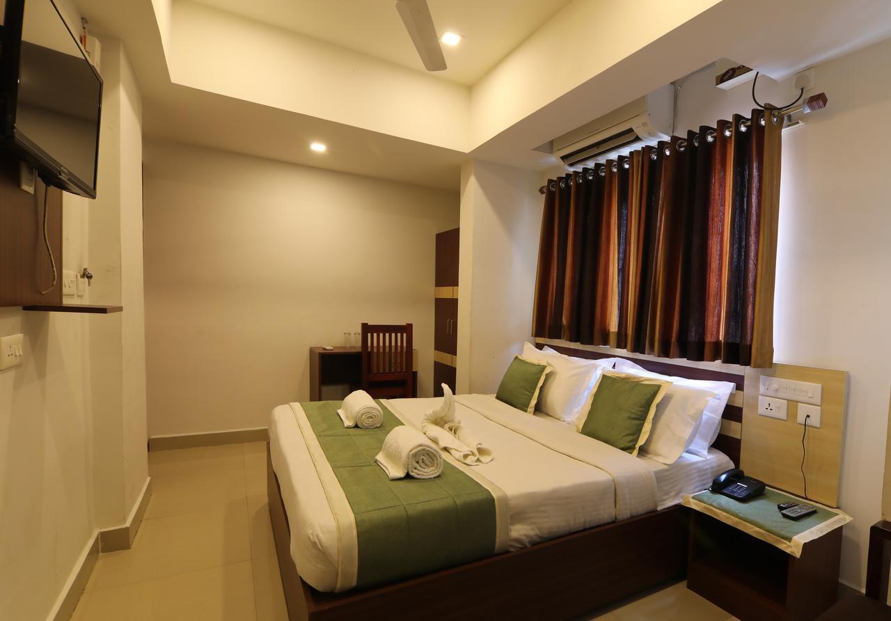 Oyo 18604 Puthens Capitol Inn Kochi Εξωτερικό φωτογραφία
