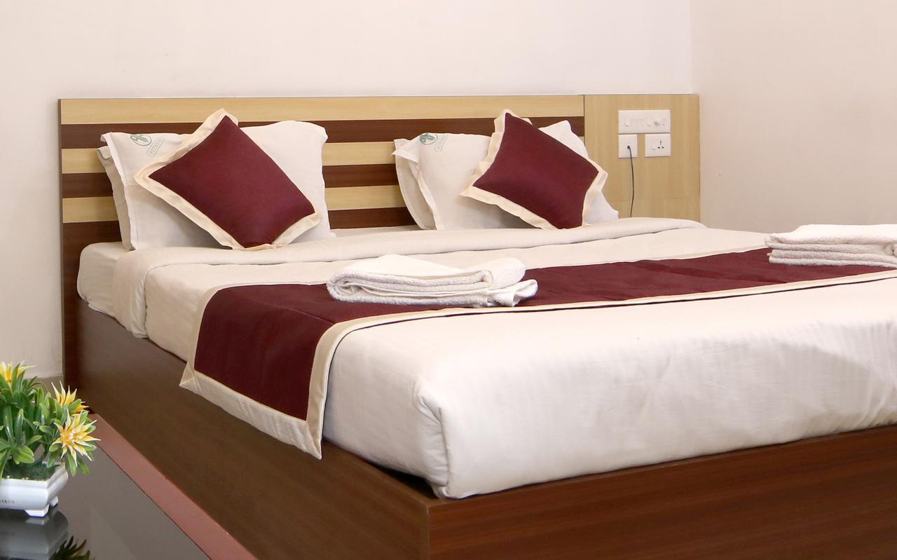 Oyo 18604 Puthens Capitol Inn Kochi Εξωτερικό φωτογραφία