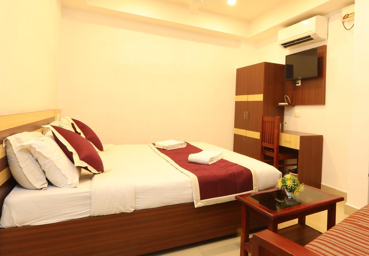 Oyo 18604 Puthens Capitol Inn Kochi Εξωτερικό φωτογραφία
