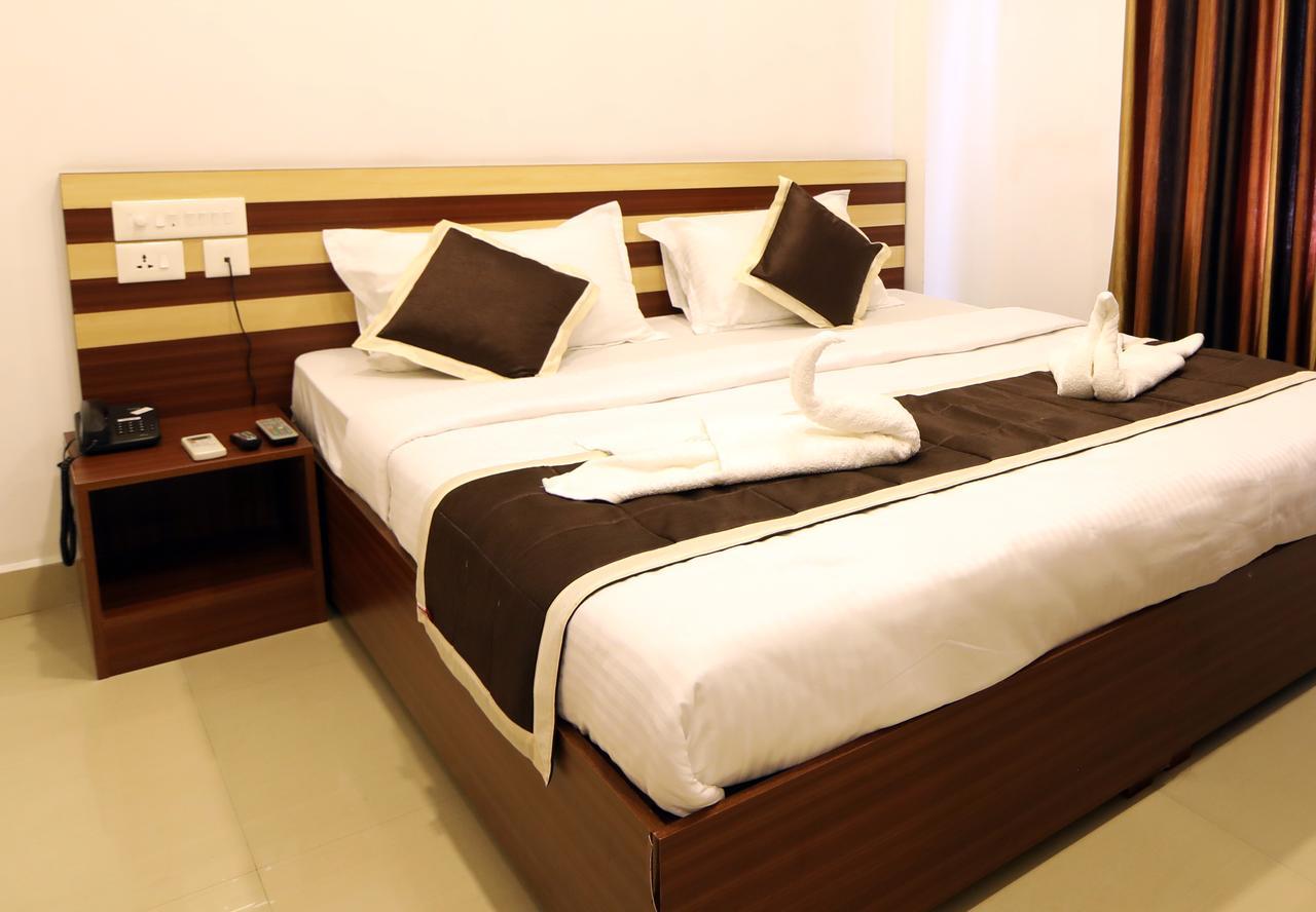 Oyo 18604 Puthens Capitol Inn Kochi Εξωτερικό φωτογραφία