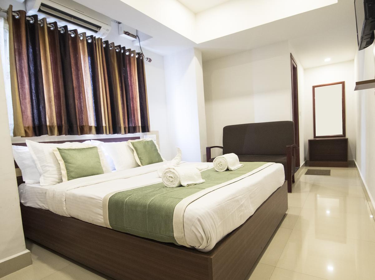 Oyo 18604 Puthens Capitol Inn Kochi Εξωτερικό φωτογραφία