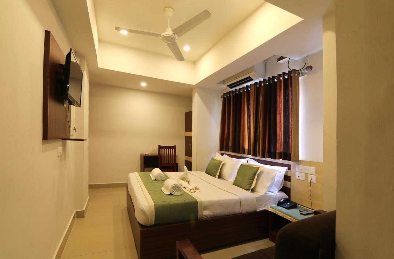 Oyo 18604 Puthens Capitol Inn Kochi Εξωτερικό φωτογραφία