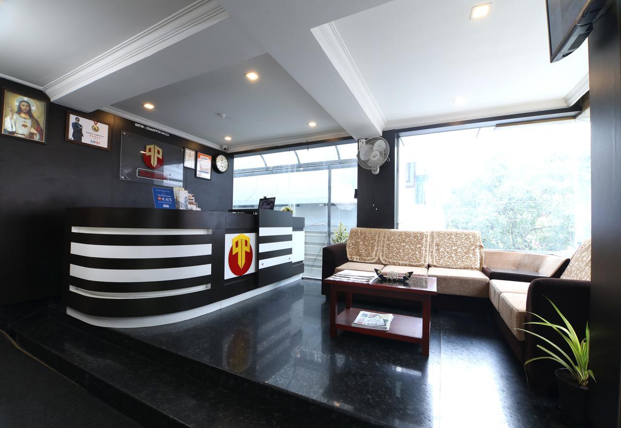 Oyo 18604 Puthens Capitol Inn Kochi Εξωτερικό φωτογραφία
