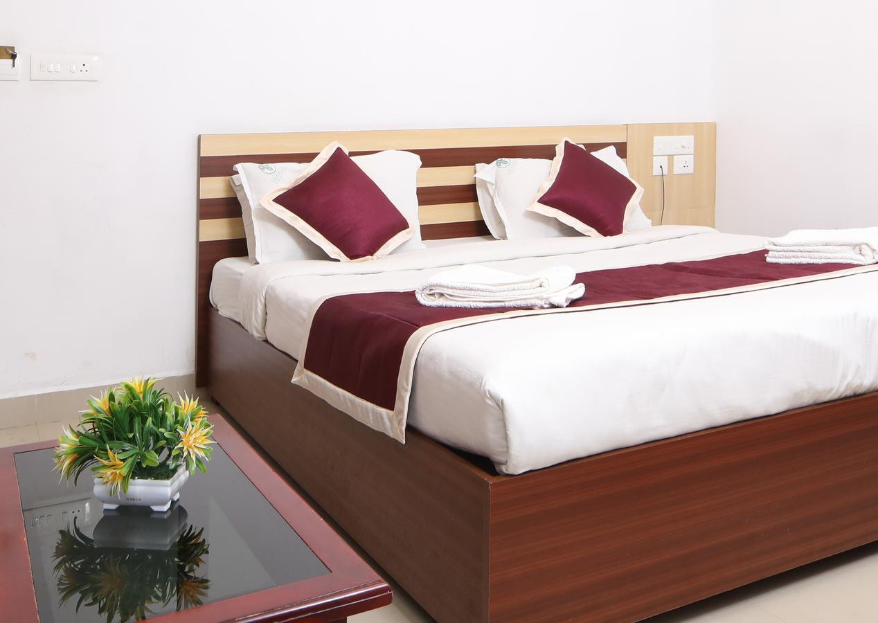 Oyo 18604 Puthens Capitol Inn Kochi Εξωτερικό φωτογραφία