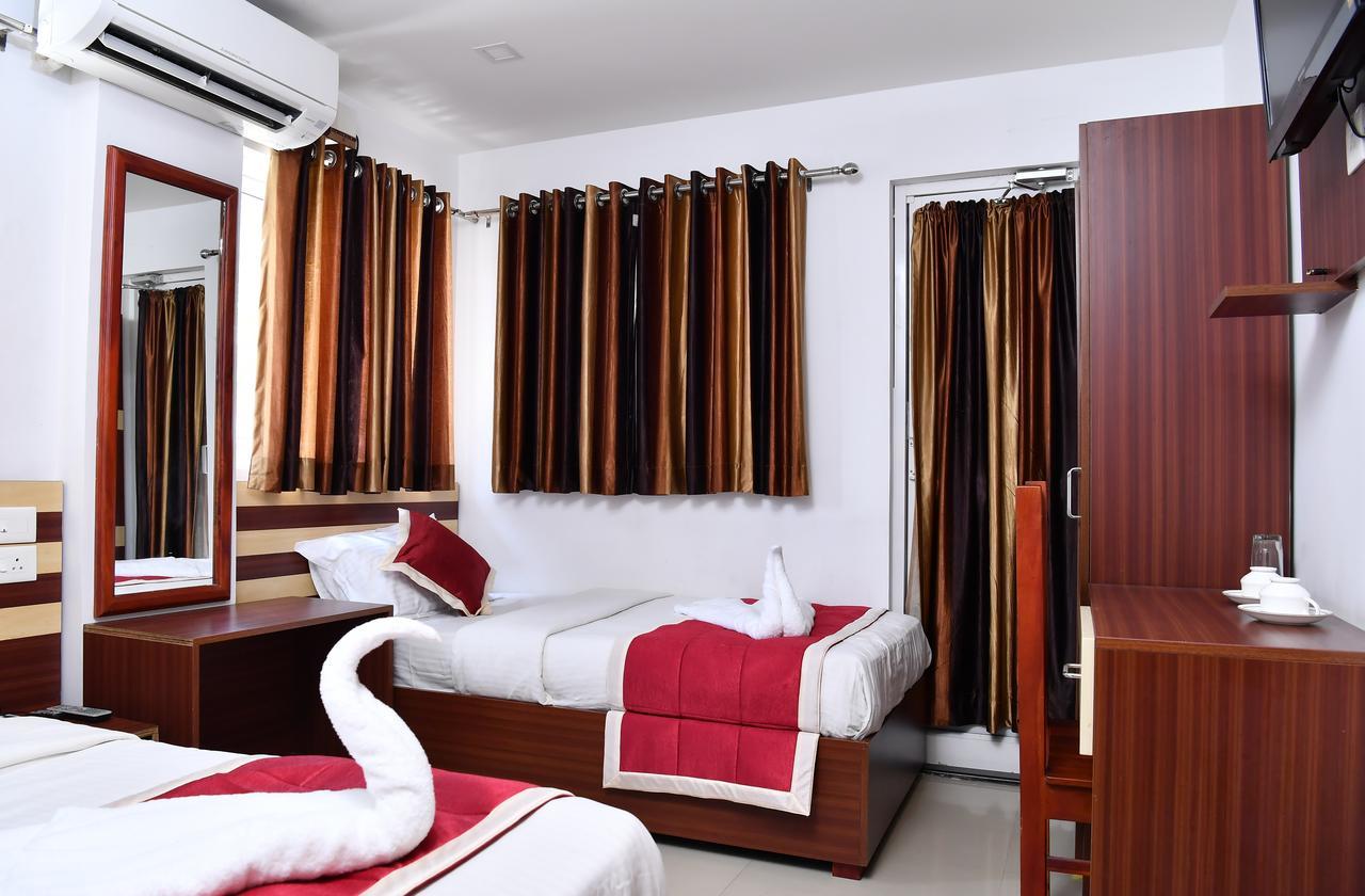 Oyo 18604 Puthens Capitol Inn Kochi Εξωτερικό φωτογραφία