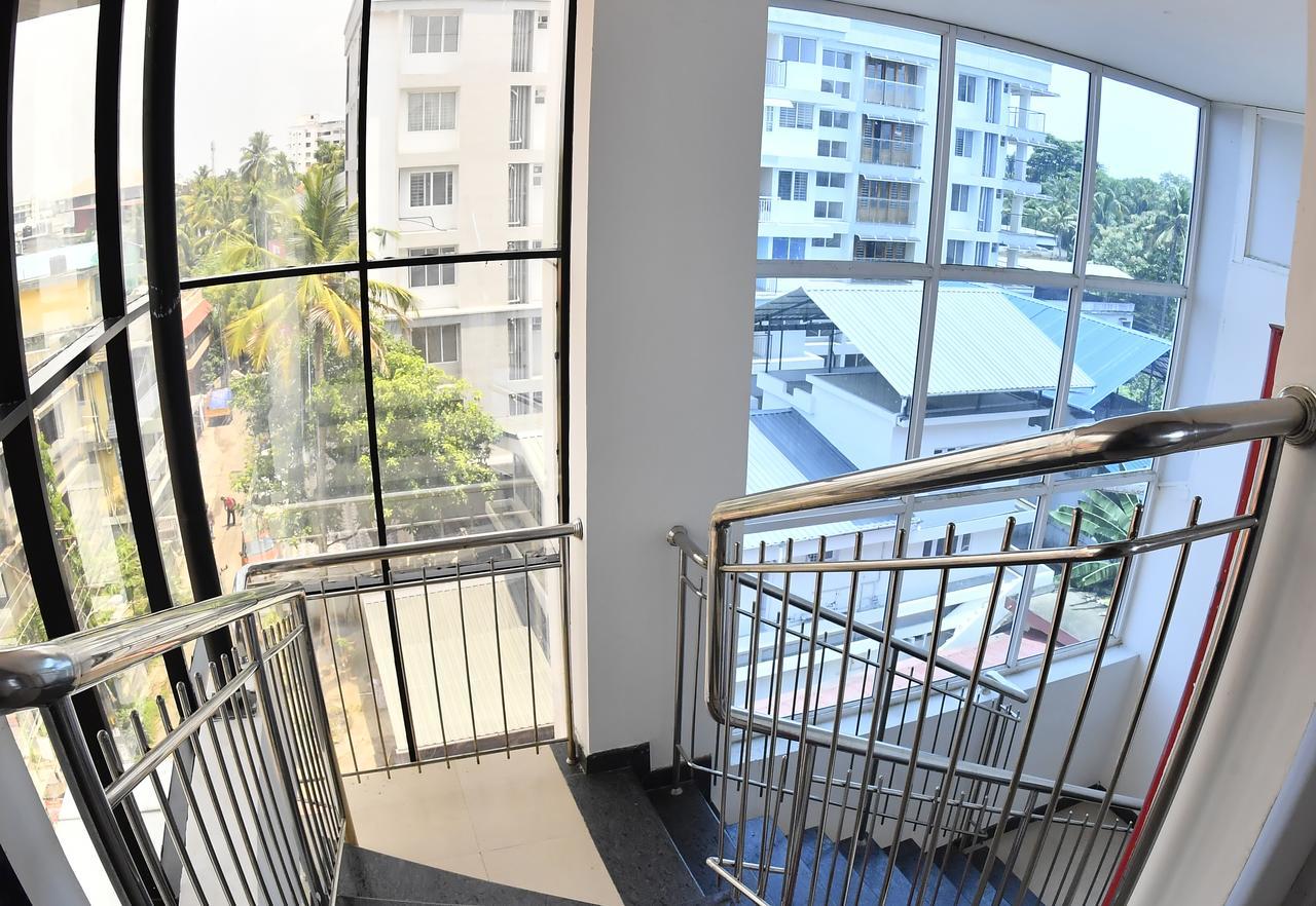Oyo 18604 Puthens Capitol Inn Kochi Εξωτερικό φωτογραφία