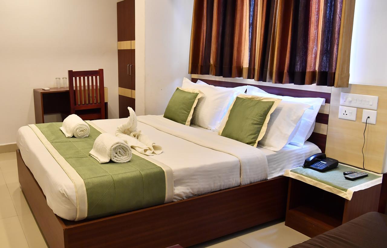 Oyo 18604 Puthens Capitol Inn Kochi Εξωτερικό φωτογραφία