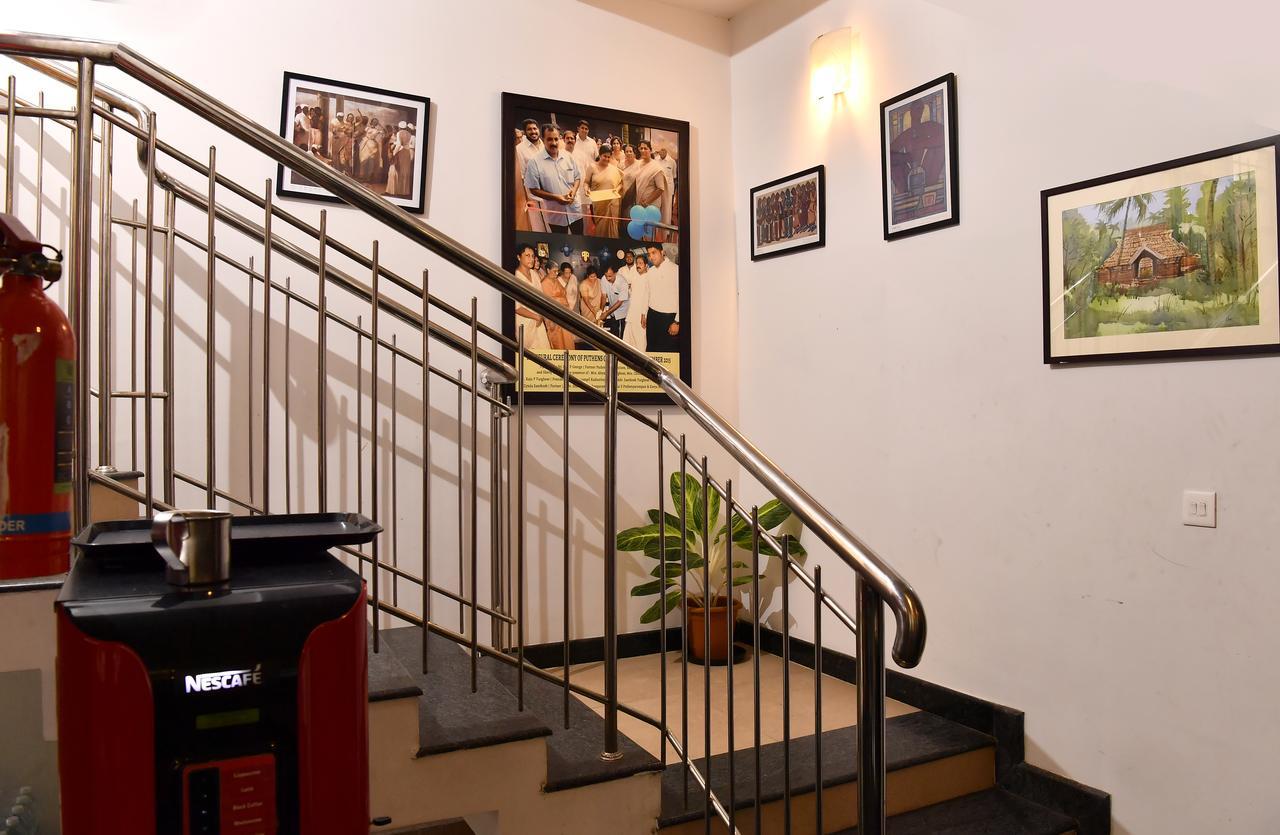 Oyo 18604 Puthens Capitol Inn Kochi Εξωτερικό φωτογραφία