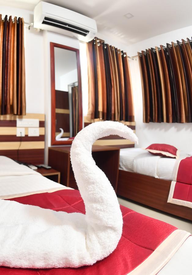 Oyo 18604 Puthens Capitol Inn Kochi Εξωτερικό φωτογραφία