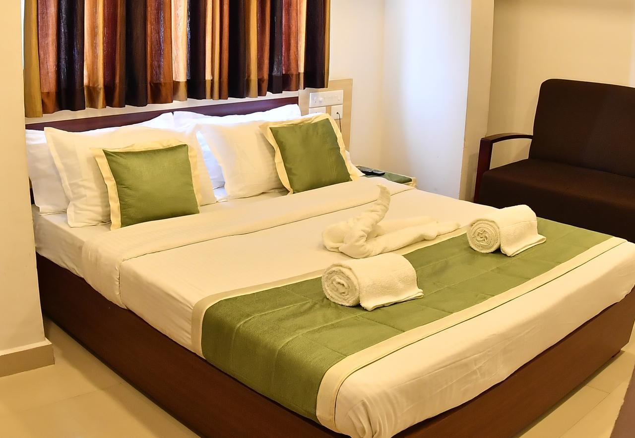 Oyo 18604 Puthens Capitol Inn Kochi Εξωτερικό φωτογραφία