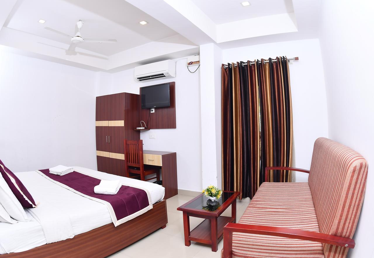 Oyo 18604 Puthens Capitol Inn Kochi Εξωτερικό φωτογραφία