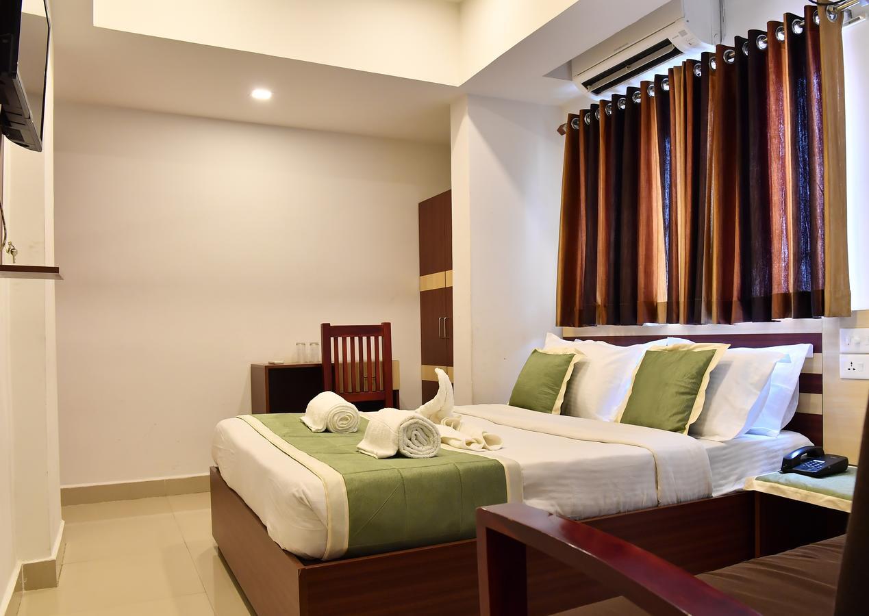 Oyo 18604 Puthens Capitol Inn Kochi Εξωτερικό φωτογραφία