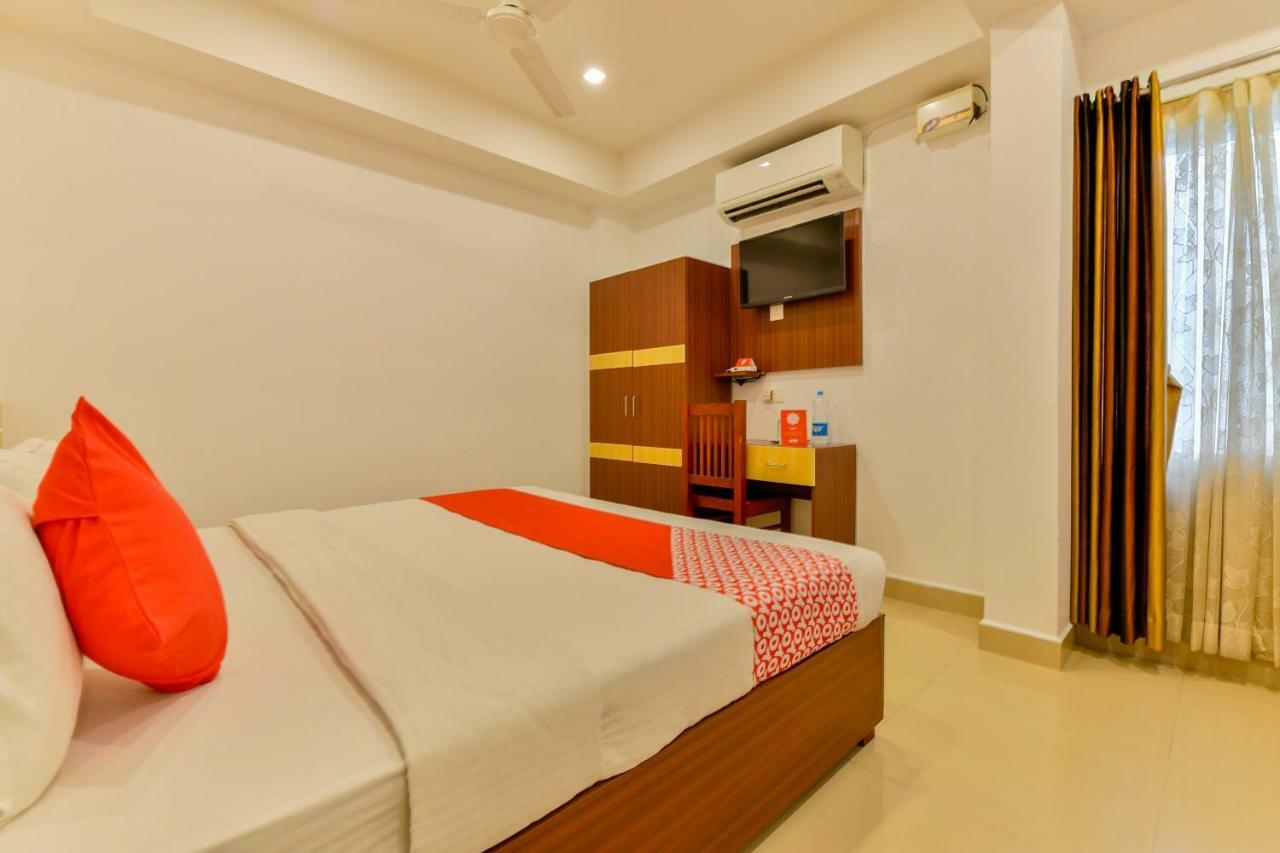 Oyo 18604 Puthens Capitol Inn Kochi Εξωτερικό φωτογραφία