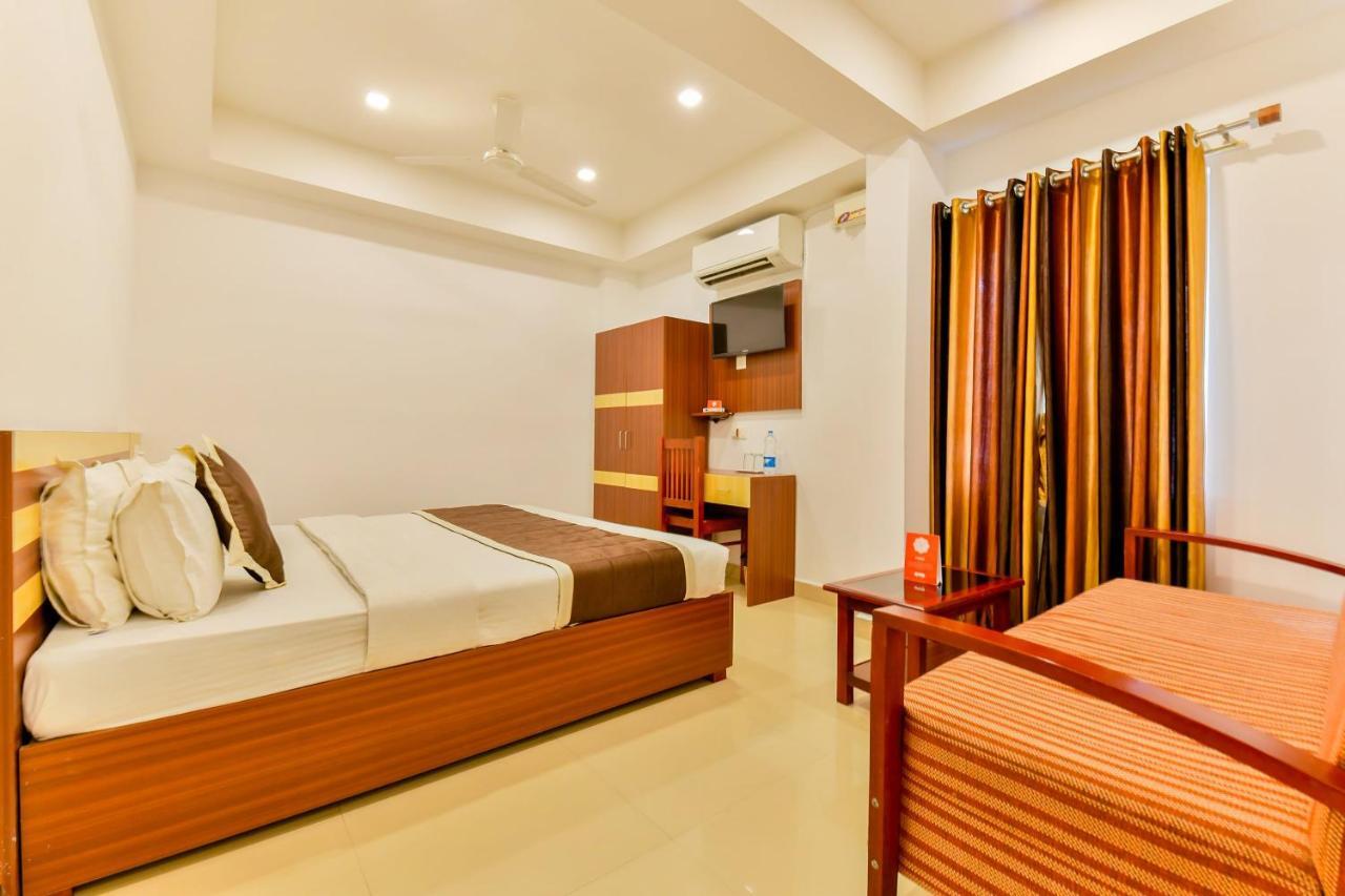Oyo 18604 Puthens Capitol Inn Kochi Εξωτερικό φωτογραφία